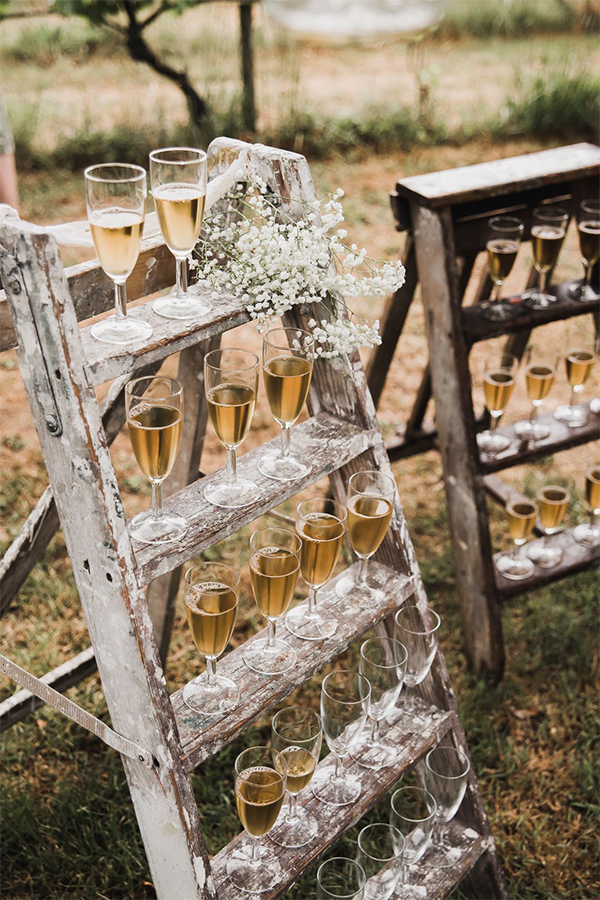 escada de madeira com bebidas casamento rústico simples