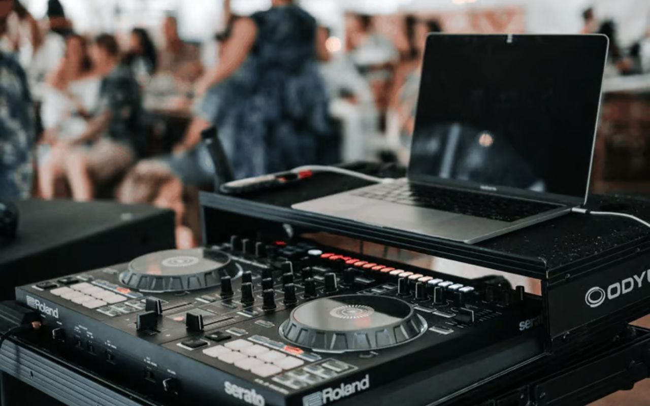 mesa de som DJ de casamento