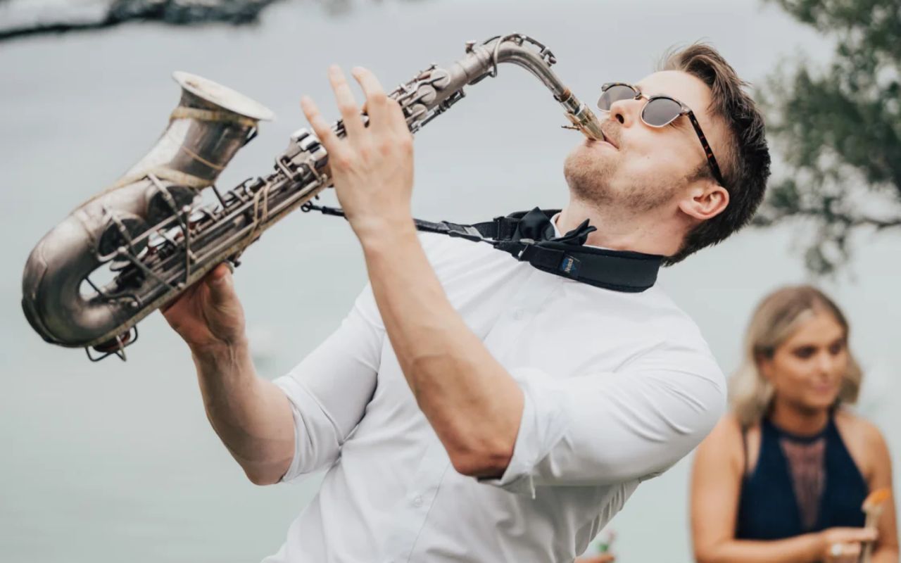 músico de casamento com saxofone