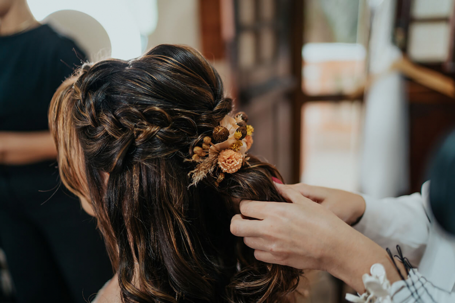 penteado da noiva com grinalda no estilo boho