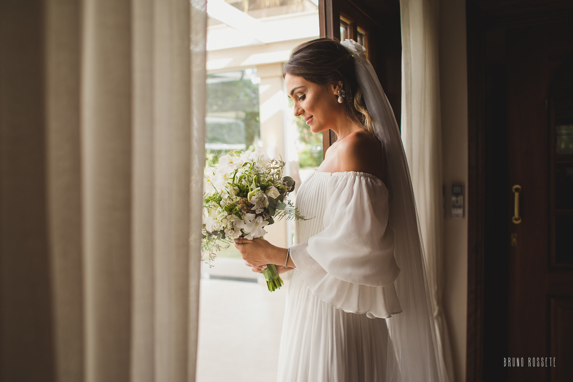 Mulher com vestido de noiva e véu