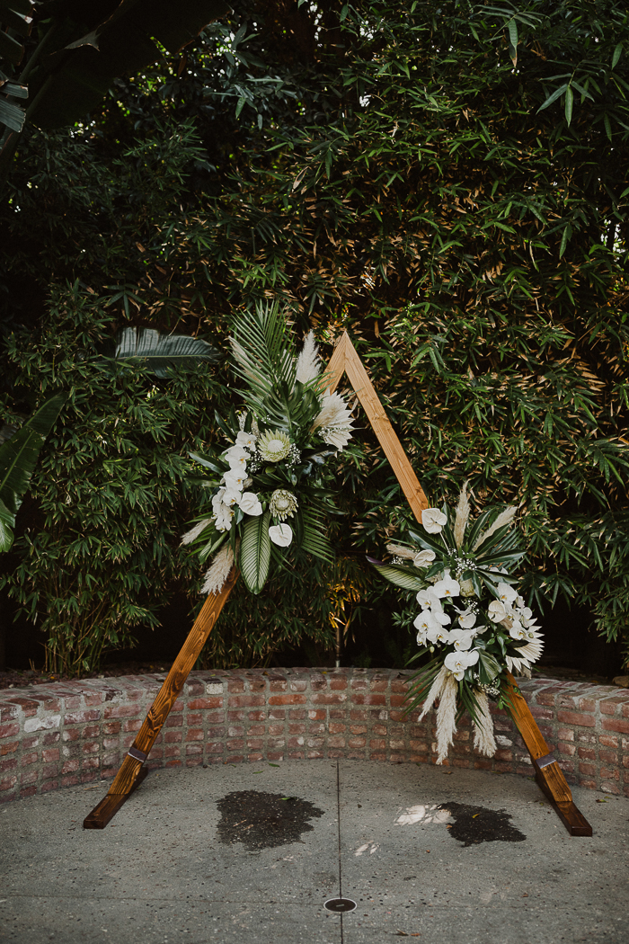 altar triangular para casamento verde