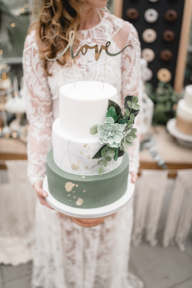 bolo de casamento verde com suculenta
