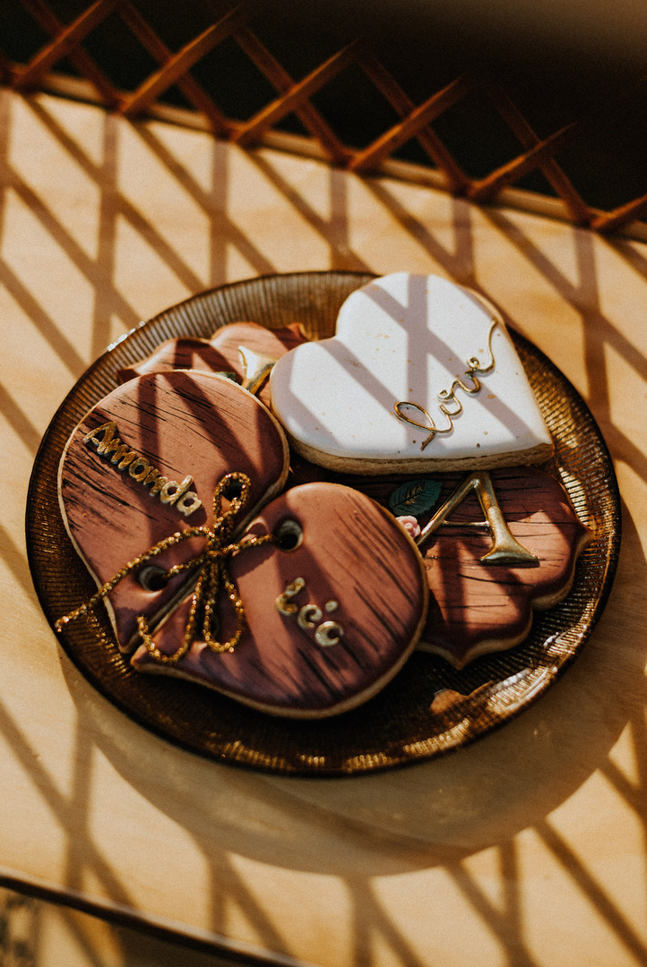 biscoito decorado com a palavra love para doce de casamento