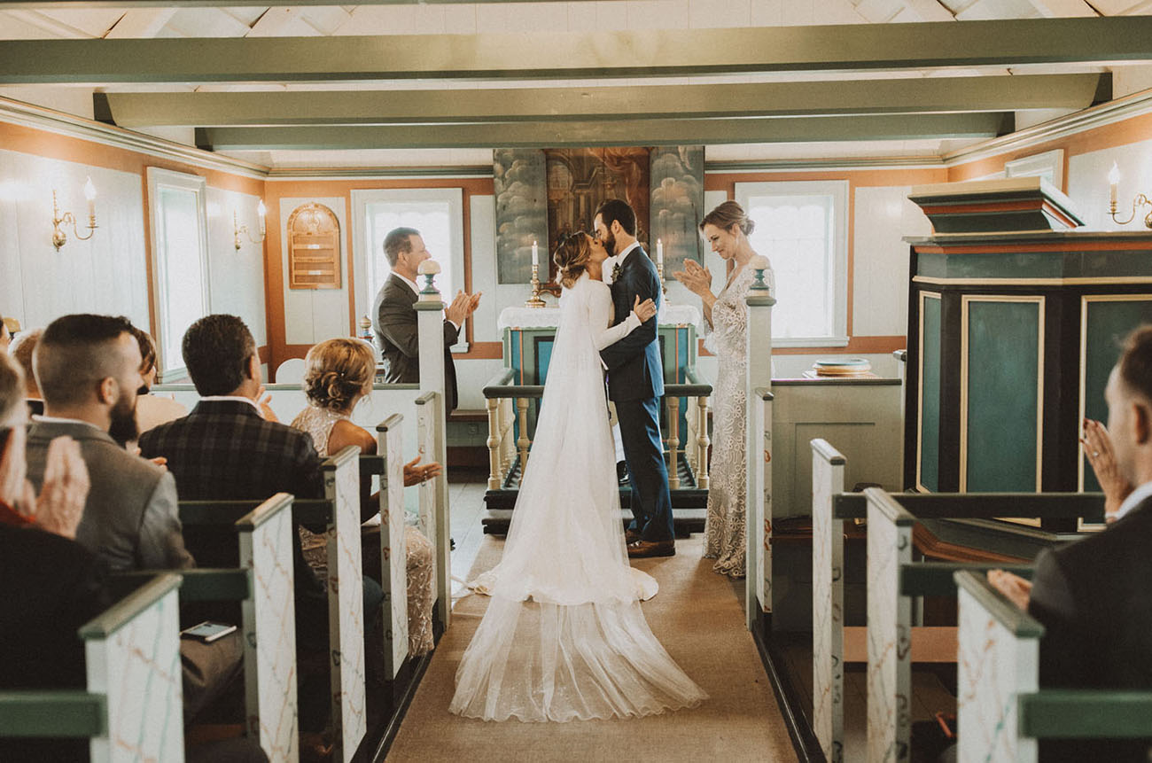 noivos se beijando ao final da cerimonia em casamento intimista na igreja