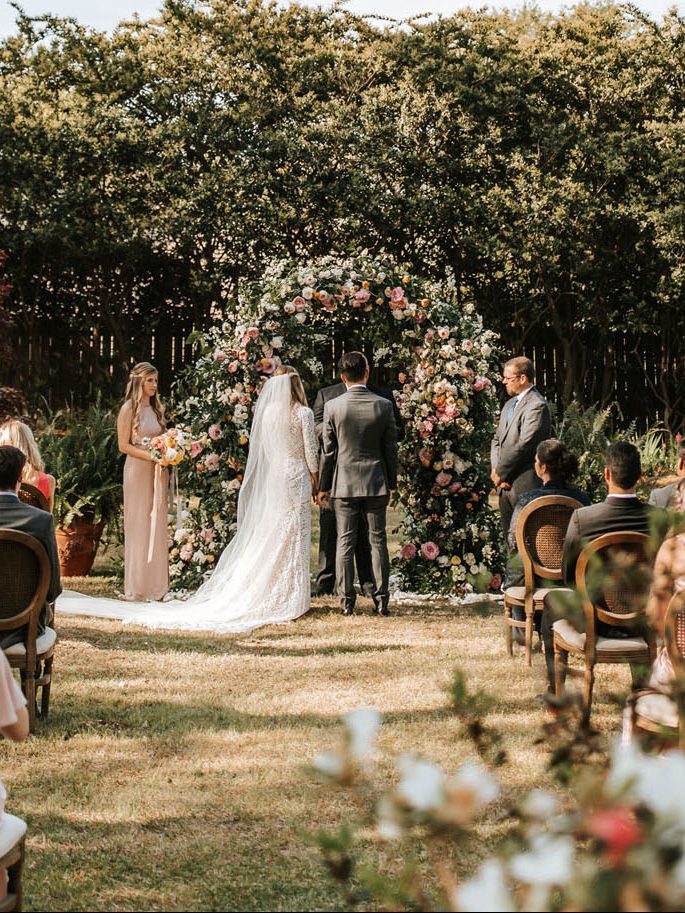 cerimônia de casamento intimista no quintal com arco florido