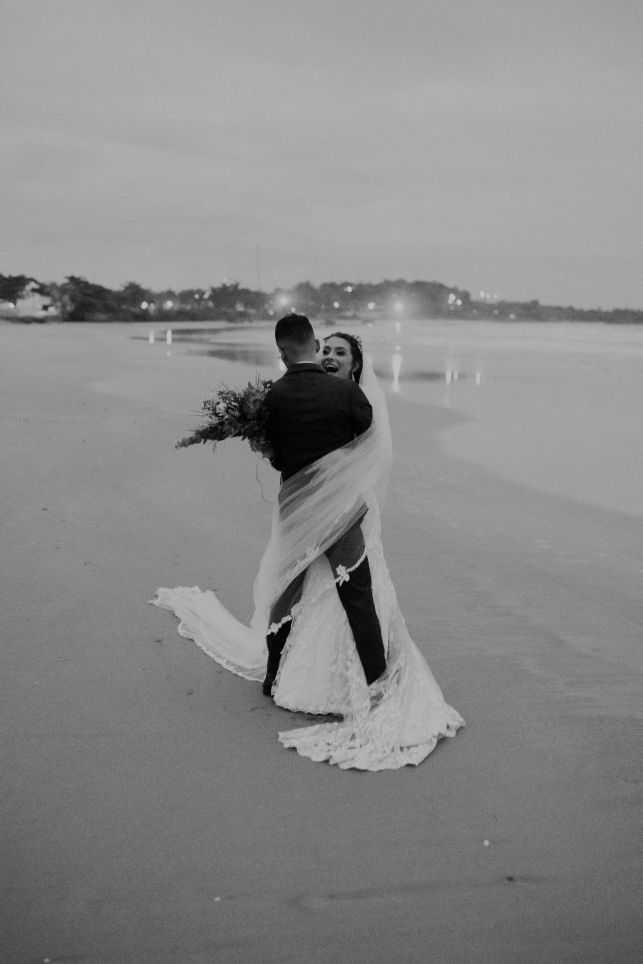 Casamento na praia romântico numa tarde cheia de amor no litoral de São Paulo &#8211; Ludmila &#038; Paulo