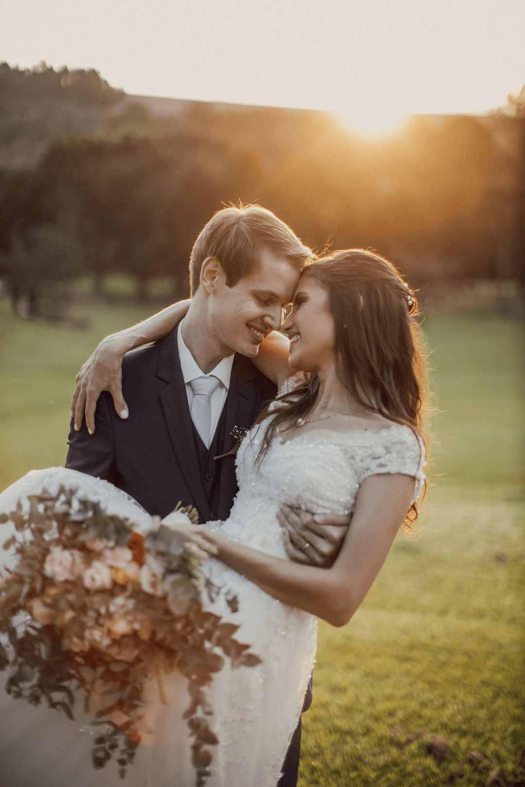Casamento intimista com cerimônia ao ar livre no lago numa tarde adorável e iluminada no Paraná &#8211; Gisely &#038; Rogerio