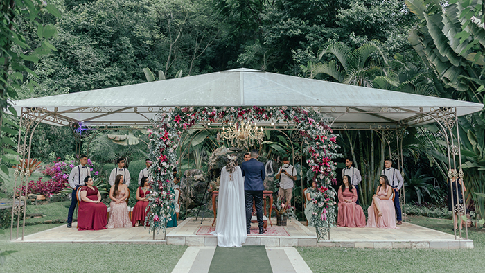 Micro Wedding adorável com noiva deslumbrante de capa