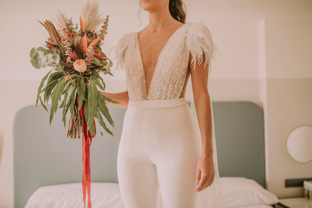 noiva de macacão branco e renda na parte de cima