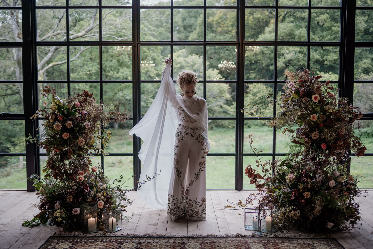 noiva de macacão branco e detalhes bordados