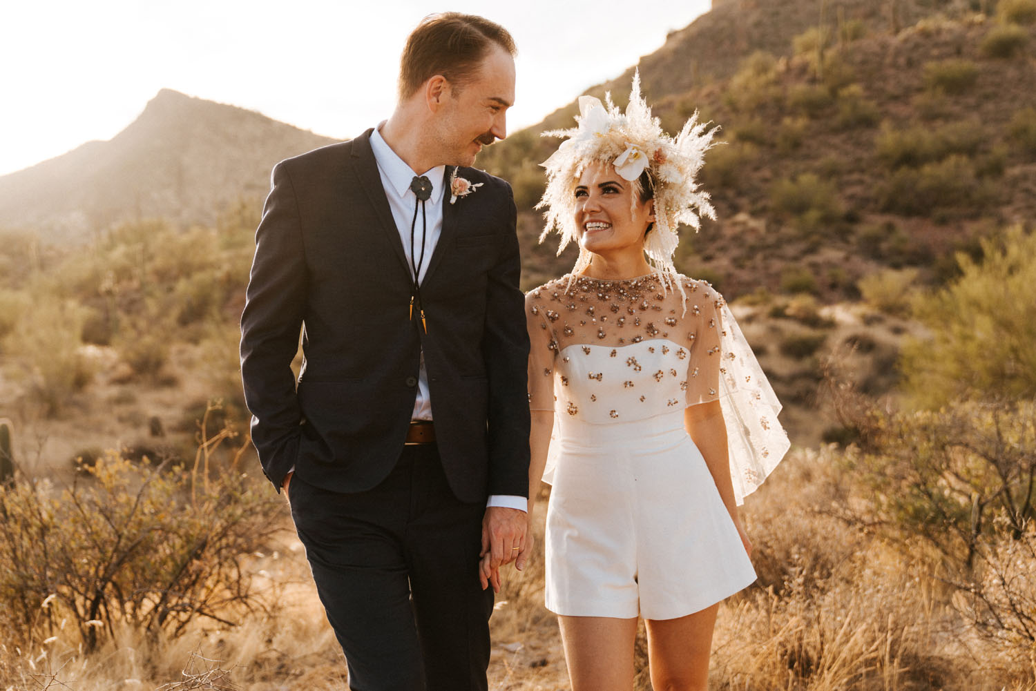 noiva de shorts segurando mão do noivo