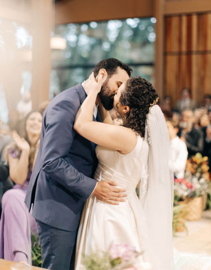 noivos se beijando em cerimônia