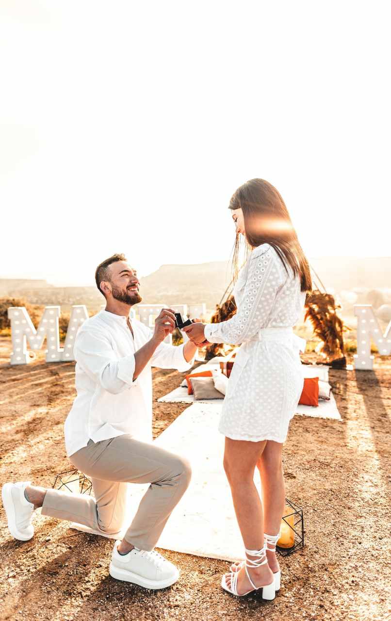 homem pedindo mulher em casamento no deserto