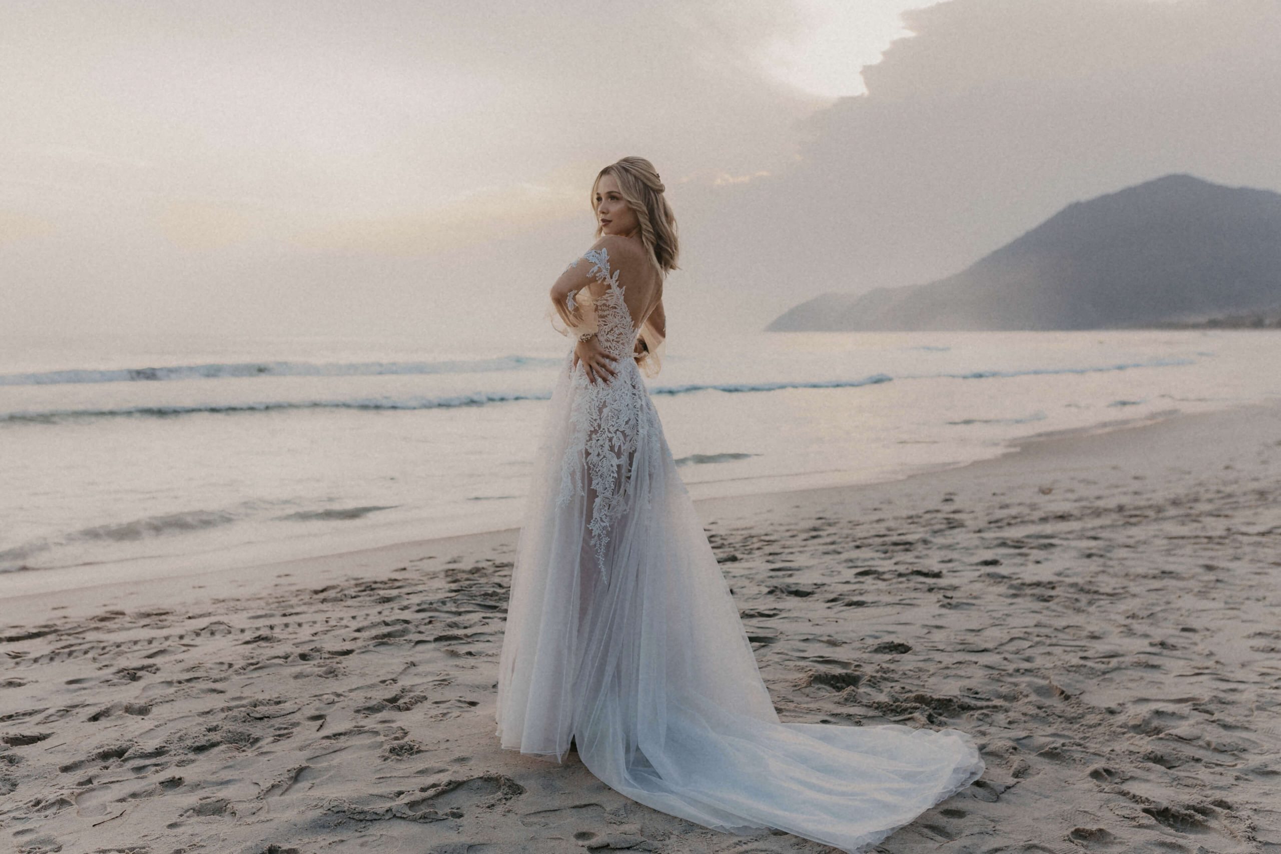 Mulher com Vestido de noiva na praia