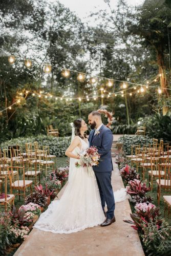 capa post: Noivos em casamento ao ar livre com flores