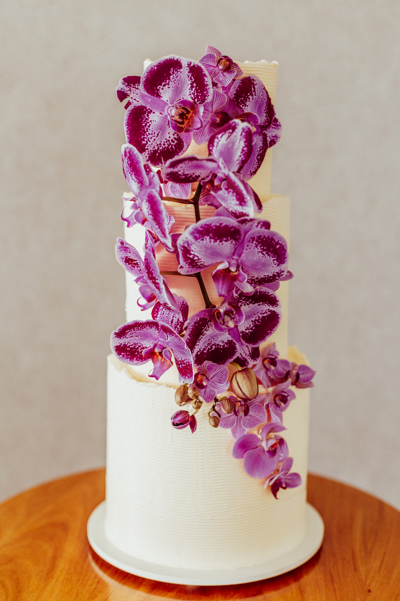 Bolo branco de casamento com orquídeas