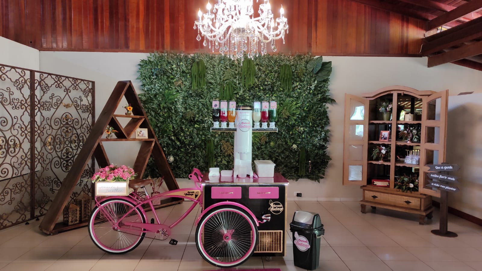 Salão com bicicleta rosa e máquina de sorvete