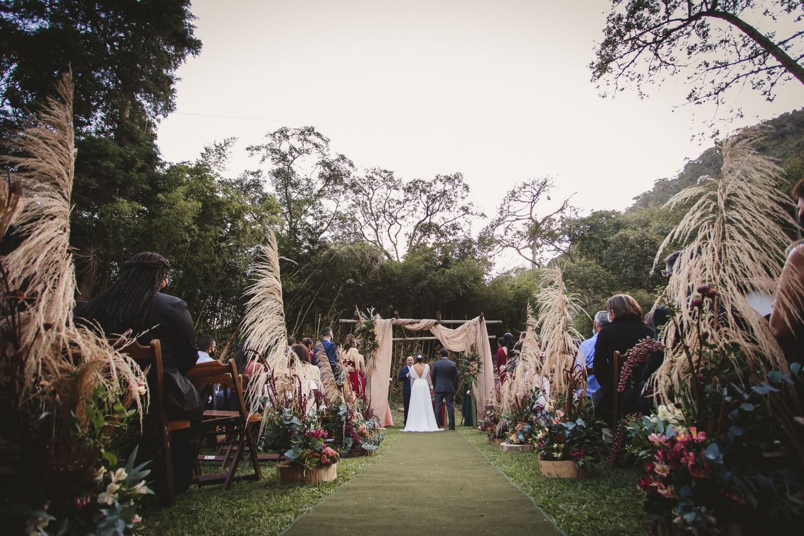 Mini Wedding ao ar livre numa tarde iluminada e encantadora