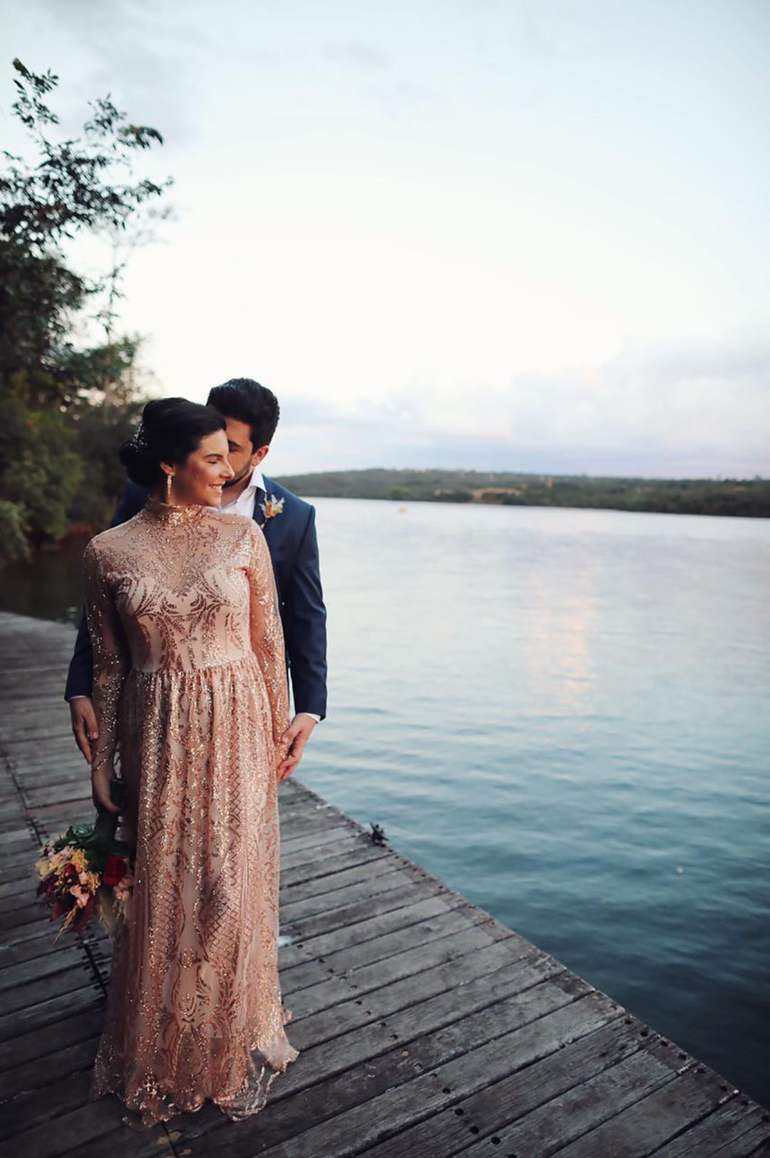 Elopement wedding boho no lago com pôr do sol deslumbrante em Brasília &#8211; Miryane &#038; Bruno