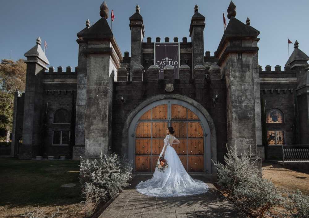 Castelo estilo medieval e mulher com vestido de noiva