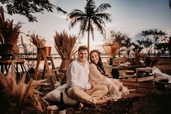 Ensaio pré casamento com tema luau leve e delicado ao pôr do sol no interior de São Paulo &#8211; Tania &#038; Lucas