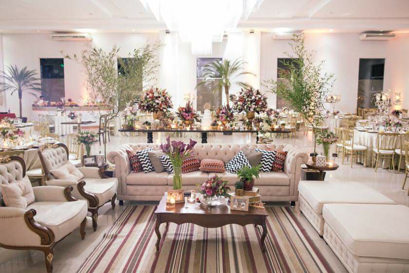 Salão com sofás e poltronas clássicas
