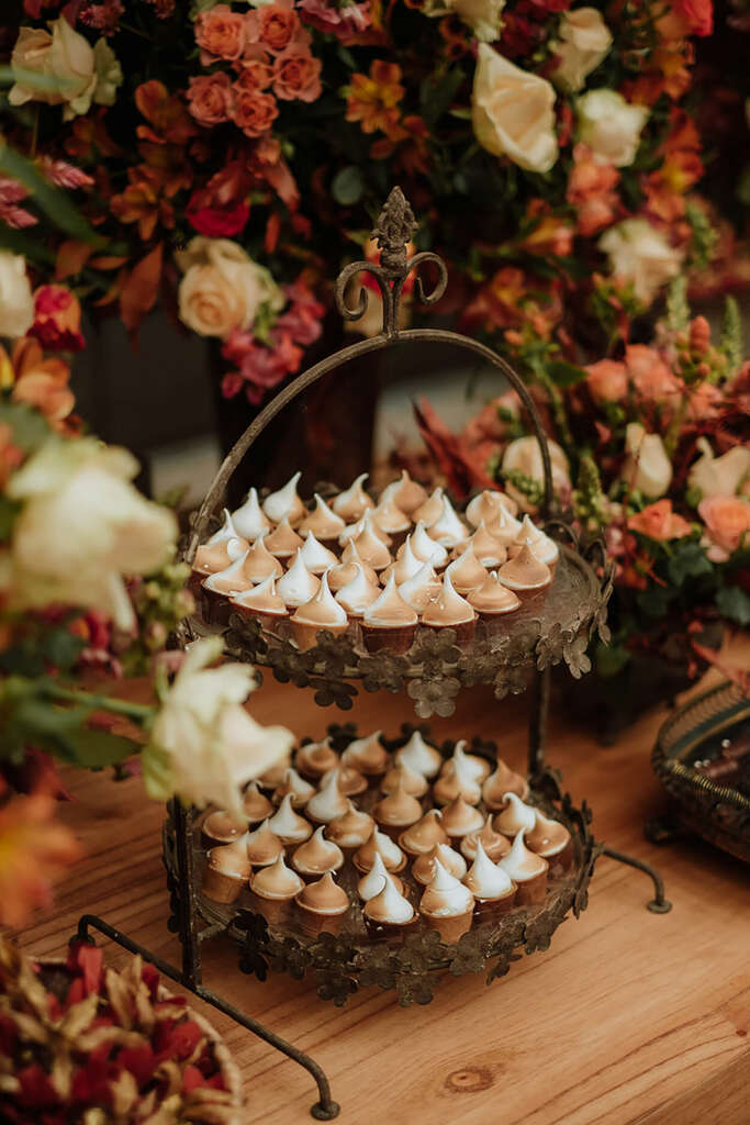 mesa de doces para casamento decorada com mini suspiros