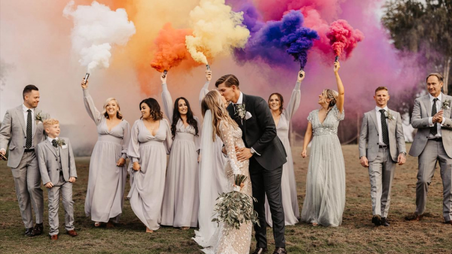 saida dos noivos com fumaça colorida 