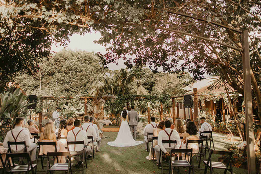 micro wedding com cerimônia ao ar livre