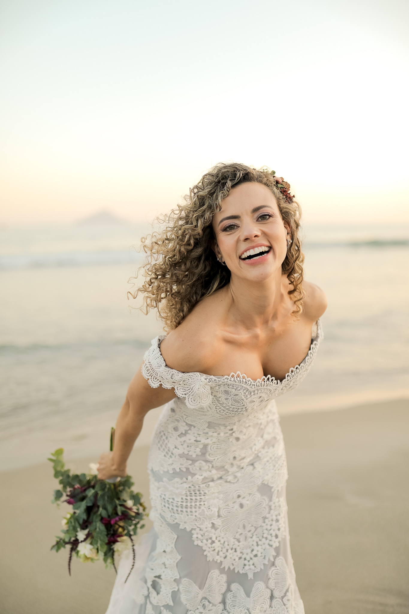 Casamento na praia cheio de personalidade numa tarde perfeita para dizer SIM no litoral de São Paulo &#8211; Liv &#038; Felipe