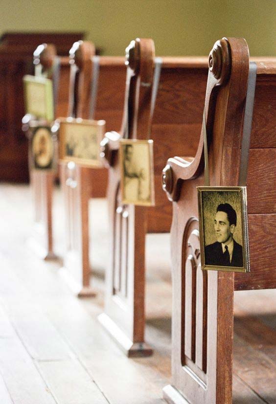 retratos de in memorian em bancos de igreja