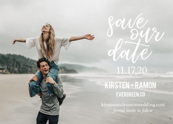 save the date com foto de casal na praia