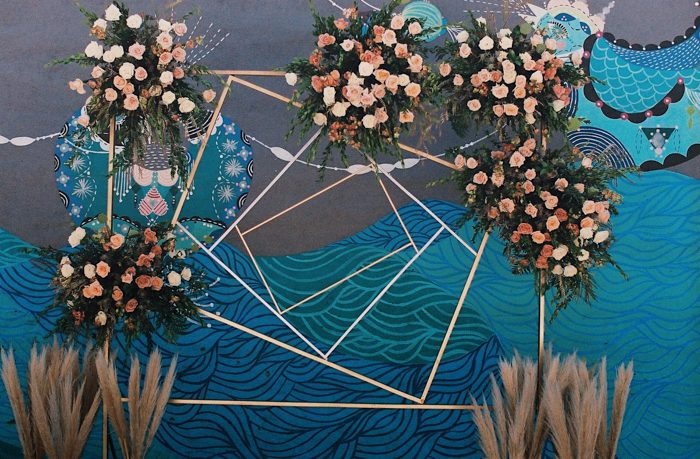 cerimônia de casamento azul com altar industrial