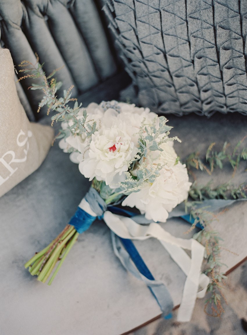buquê de noiva com flores brancas e fita azul