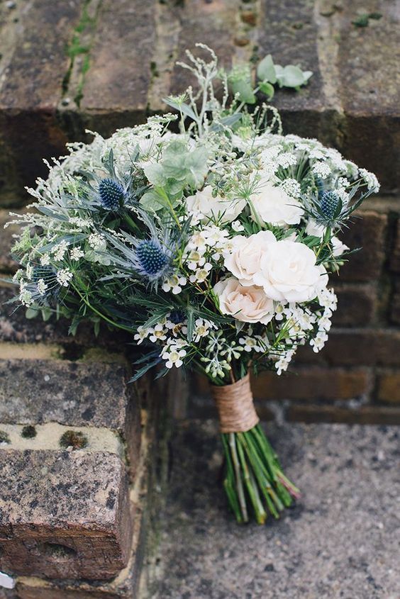  buquê de noiva com flores azuis e brancas