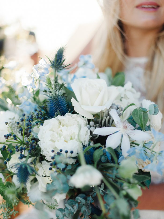 buquê de noiva com flores azuis e brancas