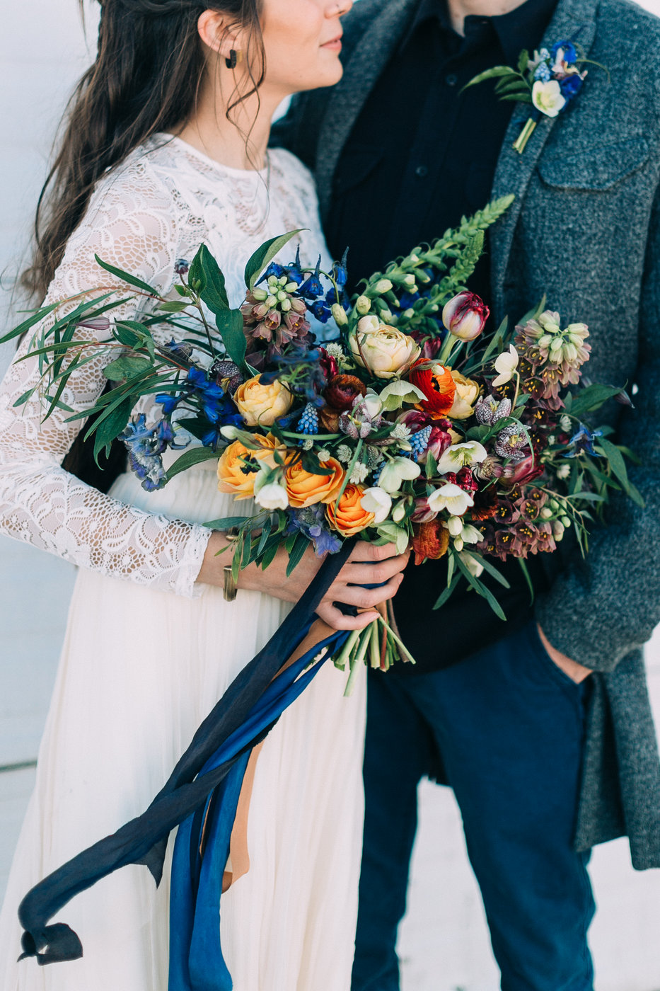 buquê de noiva com flores azuis