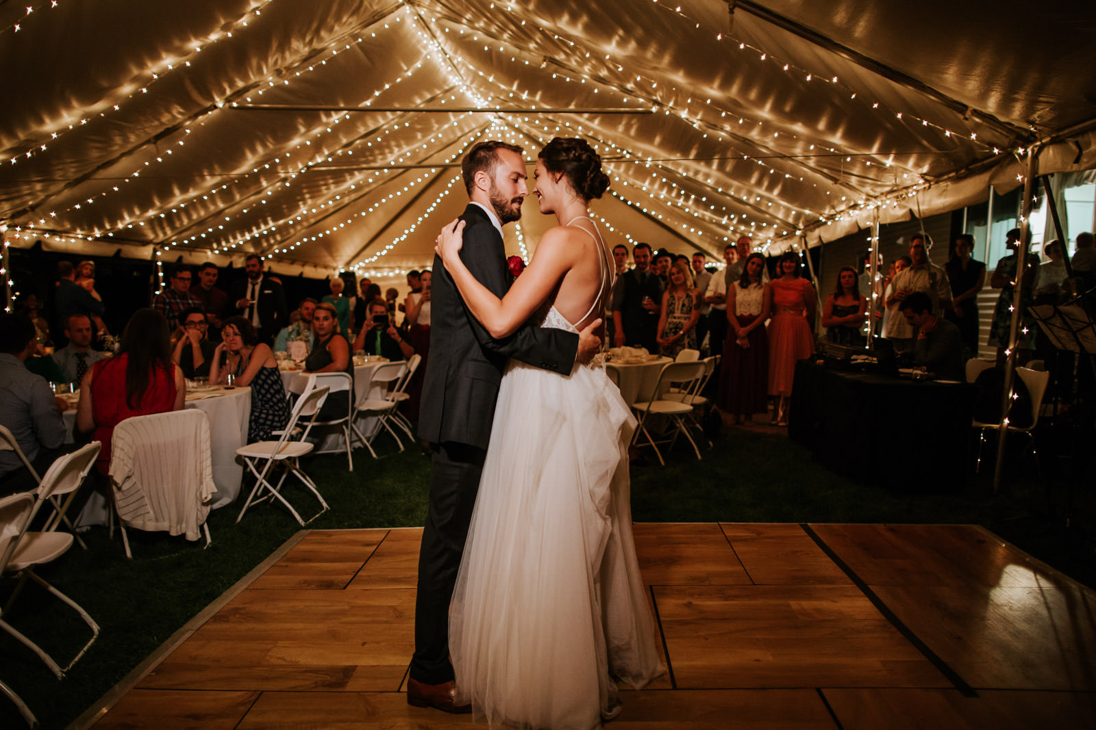 noivos em tenda em casamento no jardim à noite