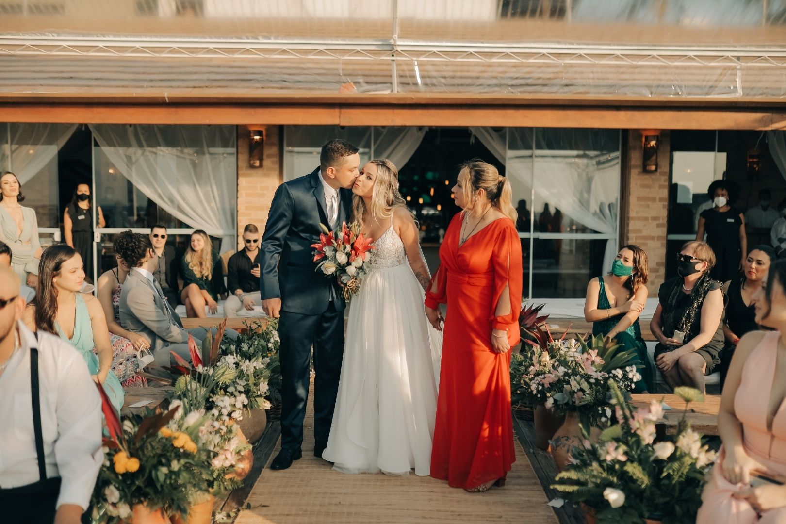 Casamento na praia com vibe tropical em Ilhabela