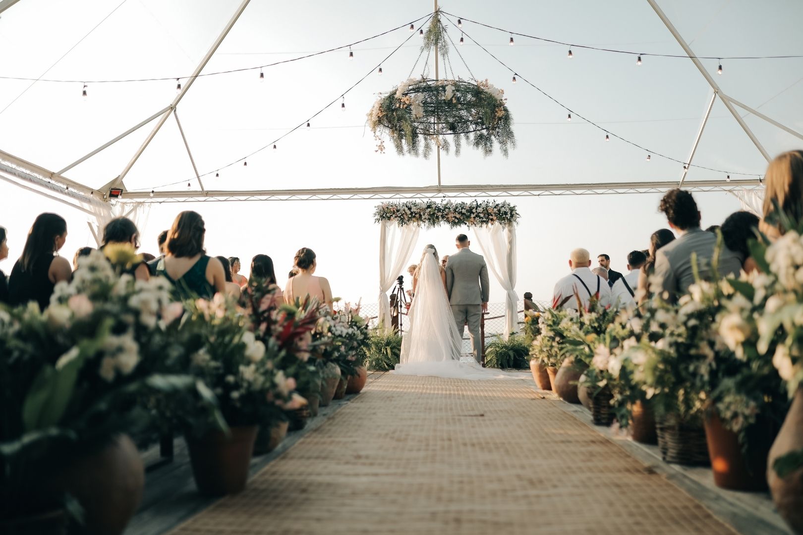 Casamento na praia com vibe tropical em Ilhabela