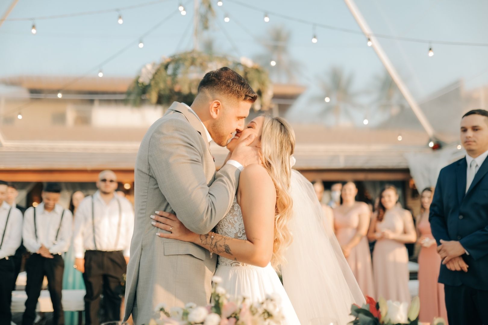 Casamento na praia com vibe tropical em Ilhabela