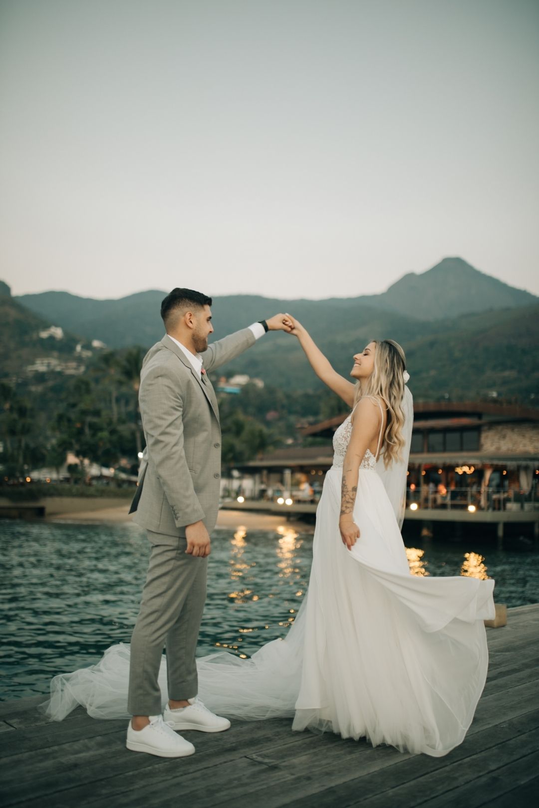 Casamento na praia com vibe tropical em Ilhabela