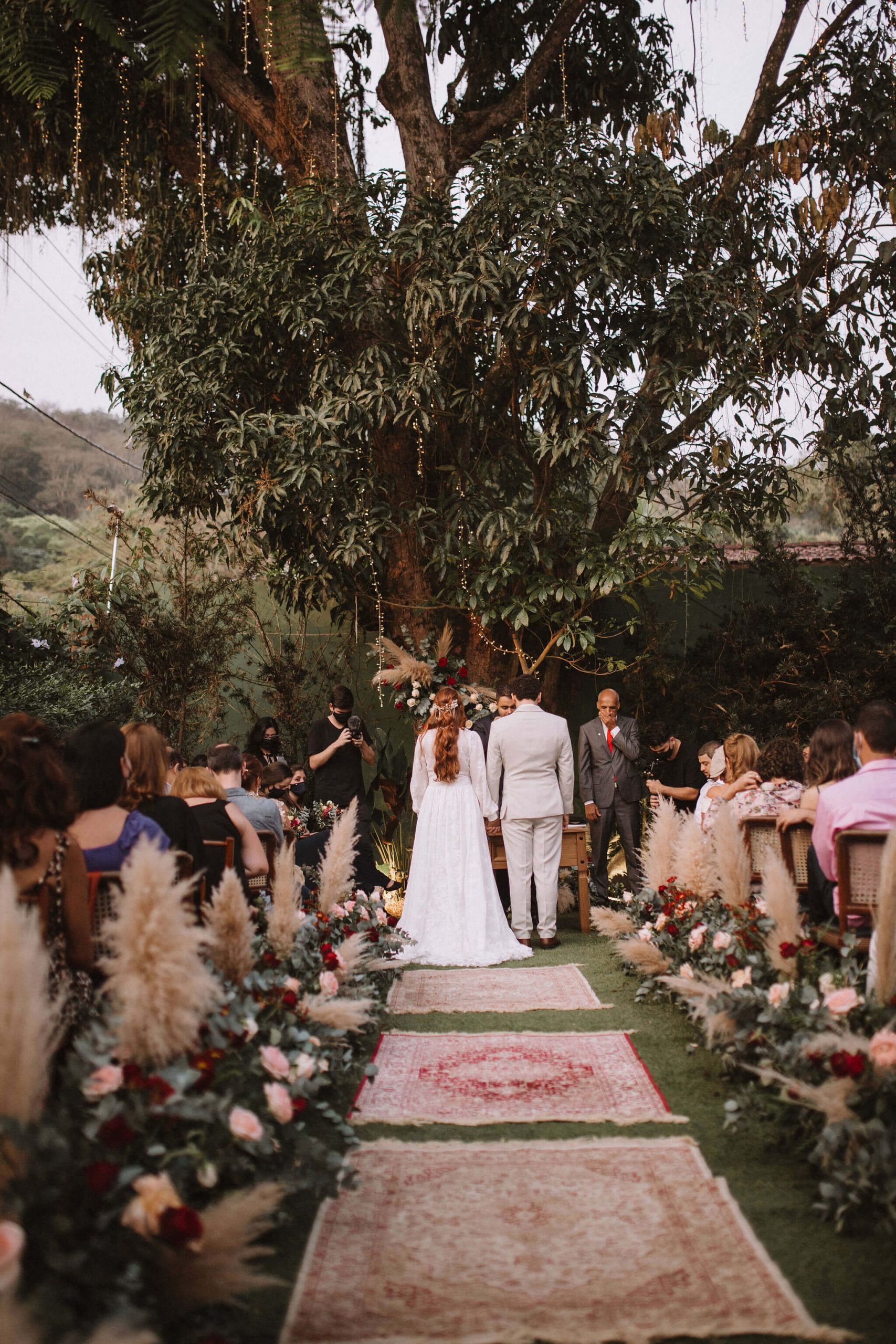 Casamento folk com cerimônia ao ar livre em tarde radiante