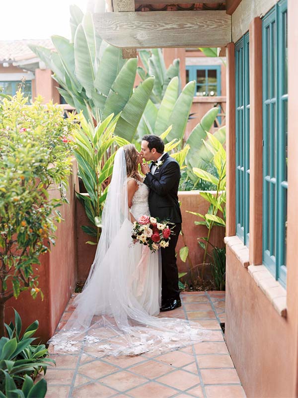 noivos se beijando em casamento no jardim intimista