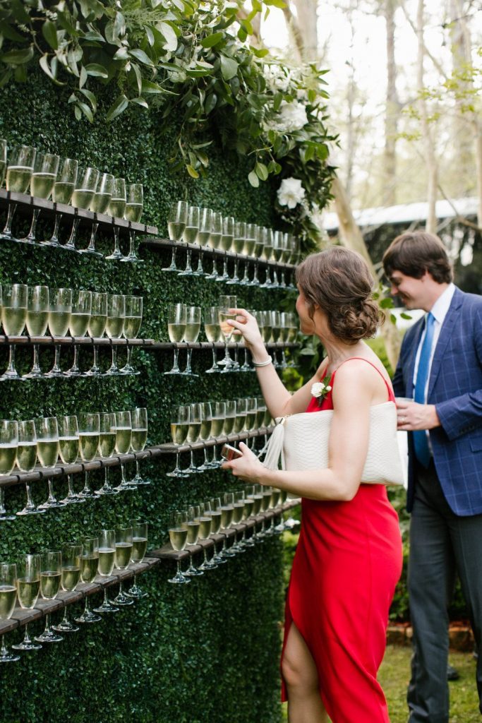 parede de champagne para casamento no jardim