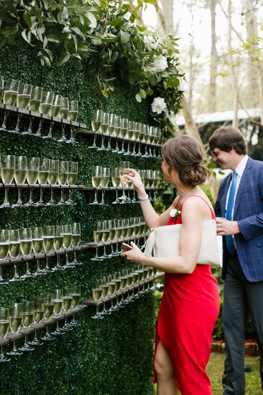 parede de champagne para convidados no casamento no jardim