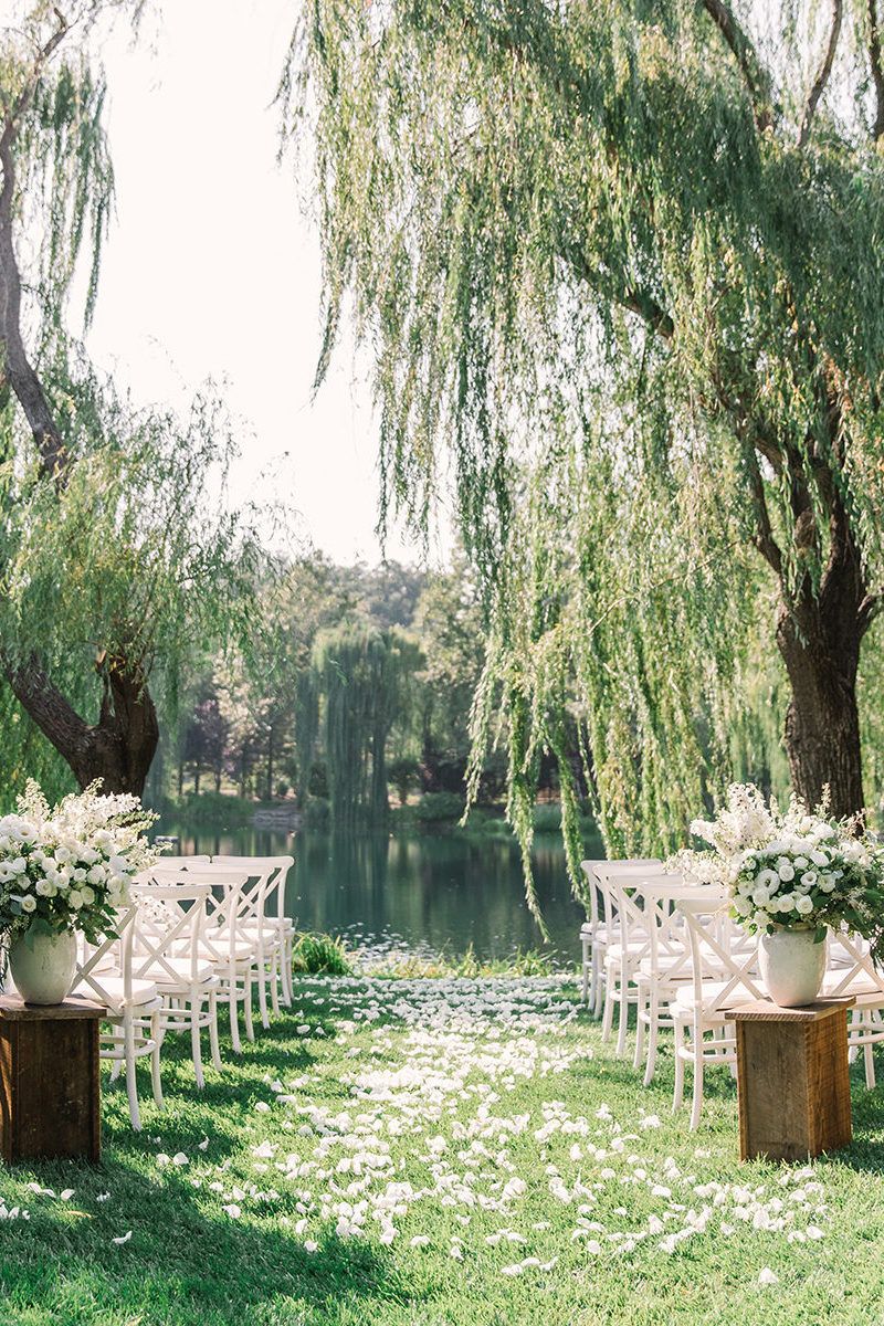 cerimônia de casamento no jardim em frente a um lago
