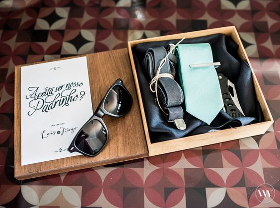 convites para padrinhos de casamento com óculos escuros em caixa