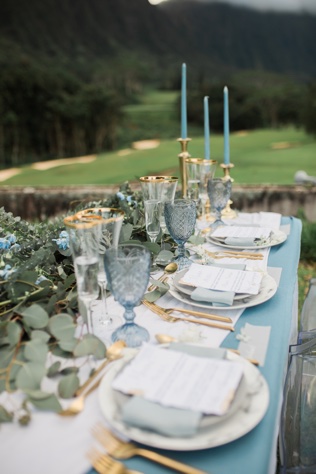 mesa posta com decoração de casamento azul